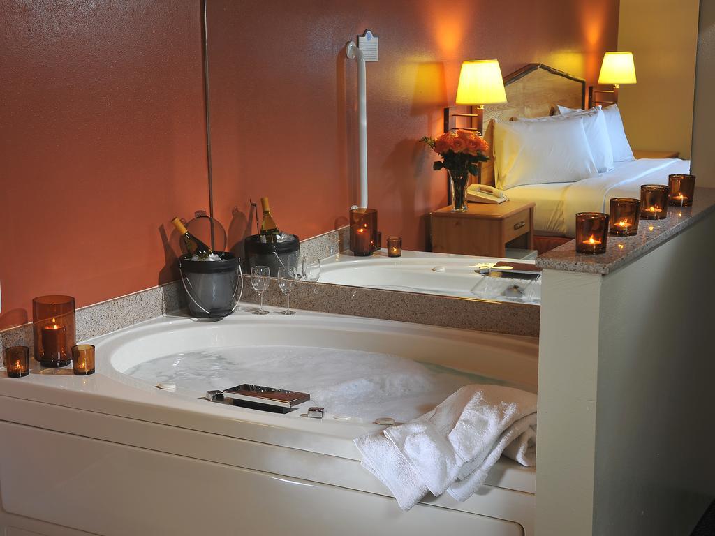 Americinn By Wyndham Oswego Room photo